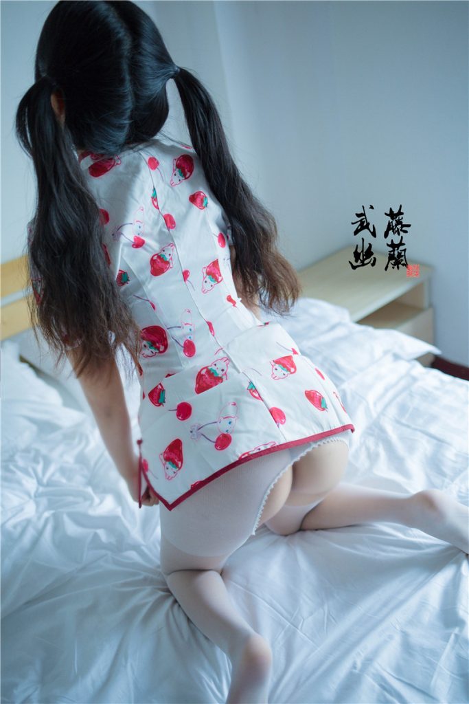 极品美穴网红少女武藤幽兰之草莓旗袍（36P-195MB） COSPLAY-第2张