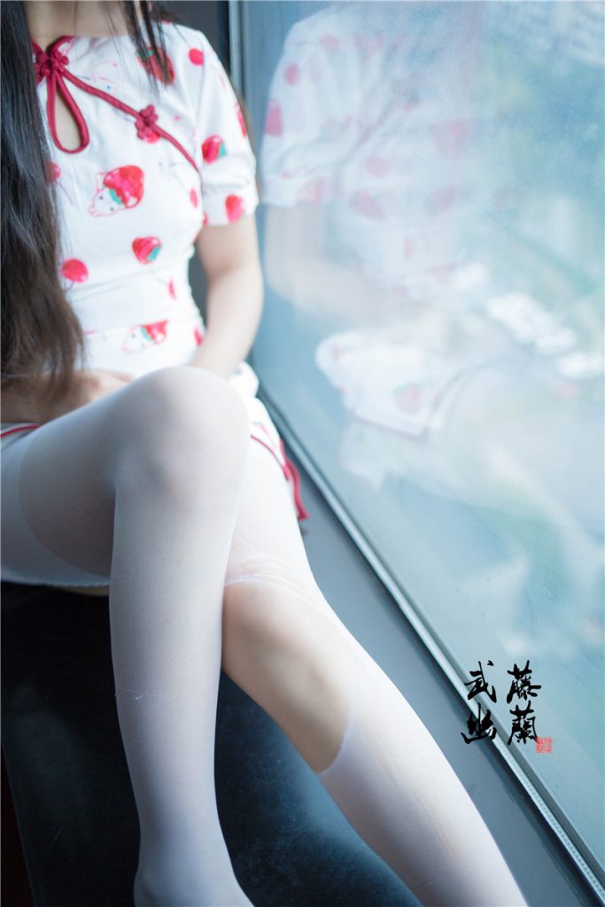 极品美穴网红少女武藤幽兰之草莓旗袍（36P-195MB） COSPLAY-第1张