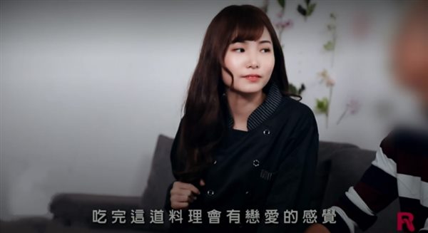 闷骚宅男网络下单私厨❤️美女菲菲化身私人厨师到你家