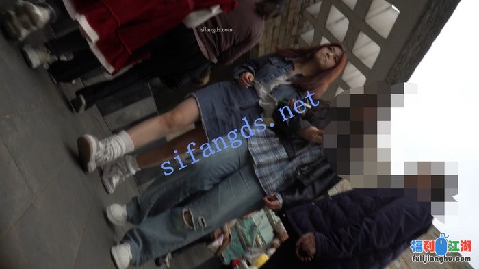 （空城原创）牛仔裙小姐姐逛公园，米白N包裹肉臀[某房原版]【318M】